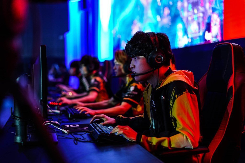 What Makes a Pro Gamer? Key Traits of Elite Esports Players